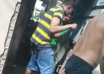 Vídeo: Suspeito de roubo no Dom Pedro é pego no flagra e acaba espancado até a PM chegar