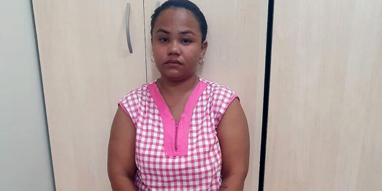 Babá do ‘tóxico’ é presa após colocar droga em mochila de criança