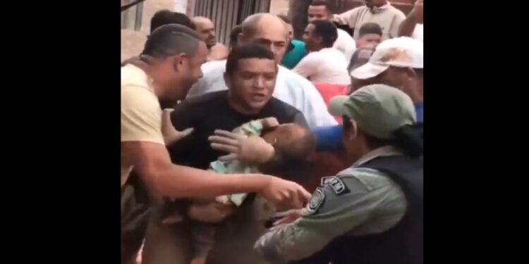 Vídeo: criança resgatada viva após passar horas soterrada em Pernambuco morre no hospital