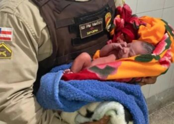 Sem saber que estava grávida, jovem dá à luz em estacionamento de hospital e PMs ajudam