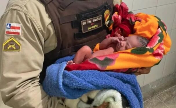 Sem saber que estava grávida, jovem dá à luz em estacionamento de hospital e PMs ajudam