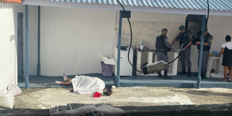 Colombiano corre para escapar de atiradores, mas morre em frente de casa, no Alvorada