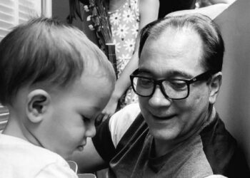 Vocalista do Biquíni Cavadão pede ajuda dos fãs para remédio do filho