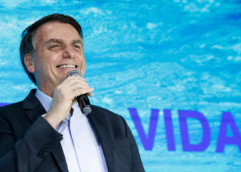 Pesquisa diz que Bolsonaro avança e diminui para menos de 5 pontos de diferença para Lula