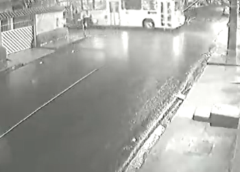 Vídeo: Jovem tem a cabeça esmagada ao perder equilíbrio em moto e parar debaixo de ônibus