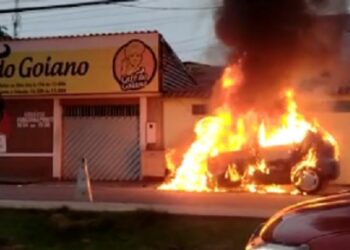 Carro sai da manutenção mecânica e pega fogo na Torquato Tapajós, em Manaus