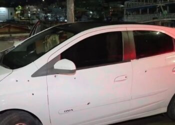 JOGO VIROU – Carro com pistoleiros é metralhado no momento que chegavam para matar rivais