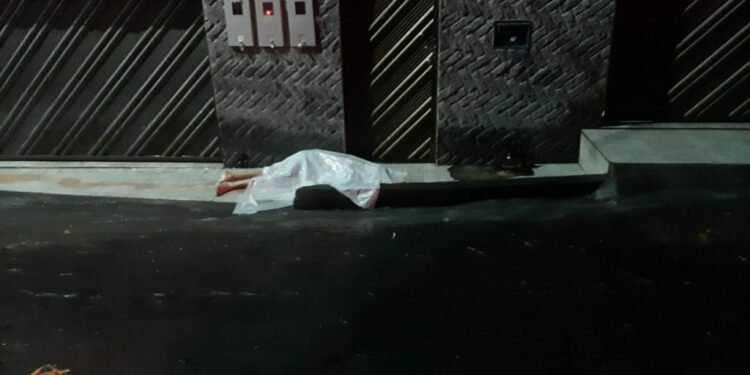Cenas fortes: Jovem é deixado no Petrópolis e morre com vários tiros na cabeça