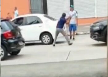 Vídeo: Ex-marido tem ataque de ciúme e quebra táxi com a ex e a filha dentro; criança chorava