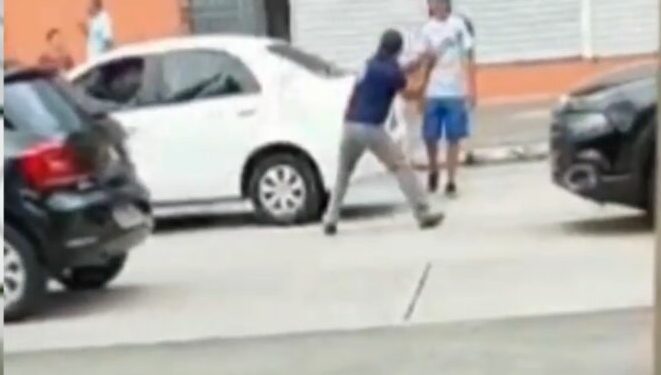 Vídeo: Ex-marido tem ataque de ciúme e quebra táxi com a ex e a filha dentro; criança chorava