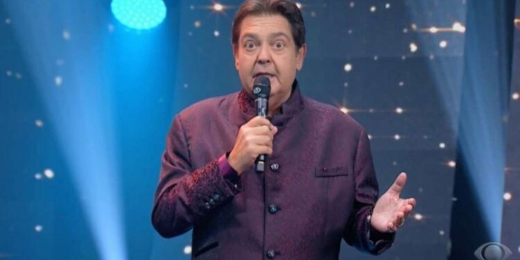Faustão dá ‘coió’ ao vivo depois de erro da produção; vídeo