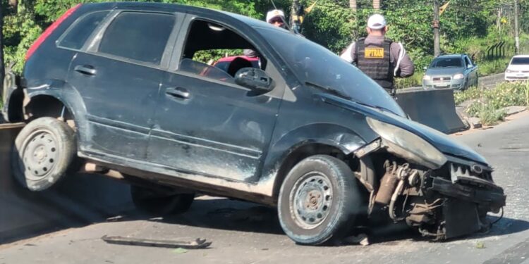 Motorista perde controle e arrebenta Fiesta no “dente de dragão” da  Torquato Tapajós