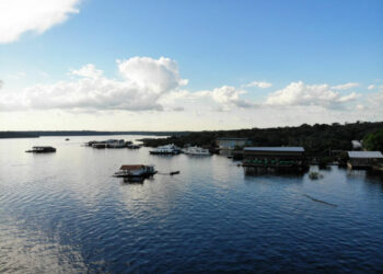 Justiça determina a retirada de flutuantes irregulares do rio Tarumã-Açú, em Manaus