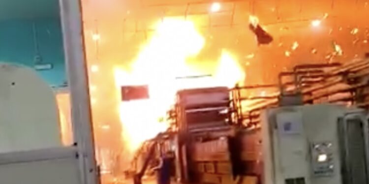 Vídeo: incêndio consome fábrica de papel na Autaz Mirim