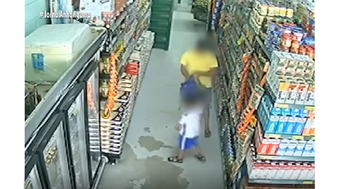 Vídeo: Pai furta carne e coloca dentro da mochila do próprio filho, no supermercado