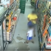 Vídeo: Pai furta carne e coloca dentro da mochila do próprio filho, no supermercado