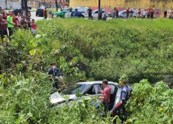 Carro com casal e os três filhos cai em igarapé após batida de caminhão, em Manaus
