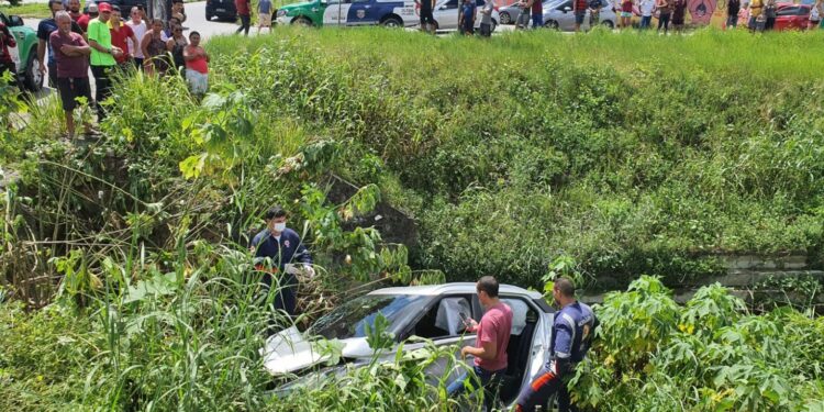 Carro com casal e os três filhos cai em igarapé após batida de caminhão, em Manaus