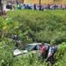 Carro com casal e os três filhos cai em igarapé após batida de caminhão, em Manaus