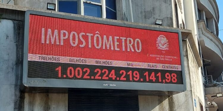 É muito dinheiro!!! Brasileiros já pagaram mais de R$ 1 trilhão em impostos este ano