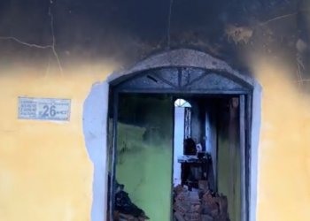 Homem ateia fogo na própria casa de propósito e vizinhos ficam revoltados e o agridem