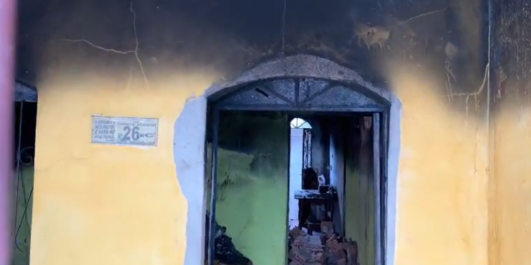 Homem ateia fogo na própria casa de propósito e vizinhos ficam revoltados e o agridem