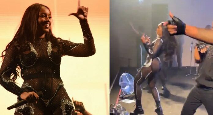 IZA dança ao som ‘Ei, Bolsonaro vai tomar no c*’ e faz o sinal de ‘L’ em show