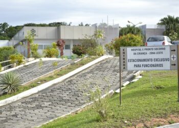 Menino de 6 anos é baleado enquanto desenhava no pátio de casa, no Petrópolis