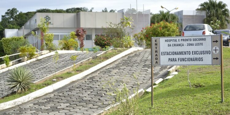 Menino de 6 anos é baleado enquanto desenhava no pátio de casa, no Petrópolis