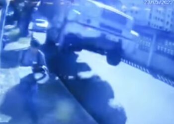 VÍDEO: homem nasce de novo após escapar de ser imprensado por caminhão