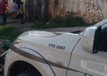 Homem é executado a tiros dentro de terreno abandonado no São Francisco