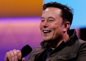 Bilionário Elon Musk anuncia que compra do Twitter está suspensa