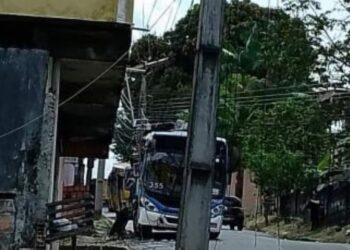 Ônibus acerta poste e deixa vários bairros de Manaus sem energia