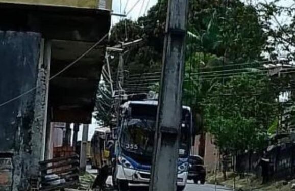 Ônibus acerta poste e deixa vários bairros de Manaus sem energia