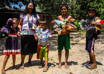 Crianças de comunidades ribeirinhas são convidadas para assistir ópera no Teatro Amazonas