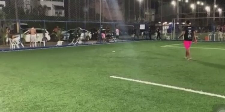Vídeo: Execução é transmitida ao vivo em partida de futebol em Manaus