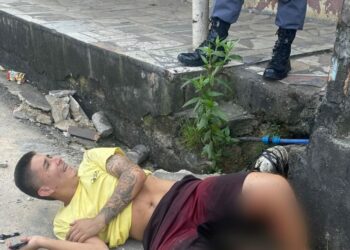 Vídeo: Suspeito de roubar moto quebra perna após tentar fugir da polícia no Jorge ‘Texas’