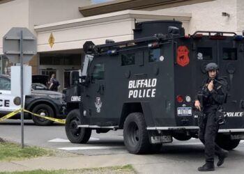 Atirador se declara “supremacista branco”, mata dez pessoas e transmite tudo pelas redes sociais