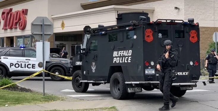 Atirador se declara “supremacista branco”, mata dez pessoas e transmite tudo pelas redes sociais