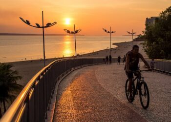 Postes são retirados e área do balneário é reduzida após rio Negro cobrir parte da Ponta Negra