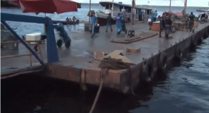 Populares encontram cadáver boiando em plena Manaus Moderna