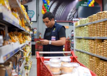 Supermercado na Zona Leste é autuado por vender alimentos vencidos para manauaras