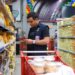 Supermercado na Zona Leste é autuado por vender alimentos vencidos para manauaras
