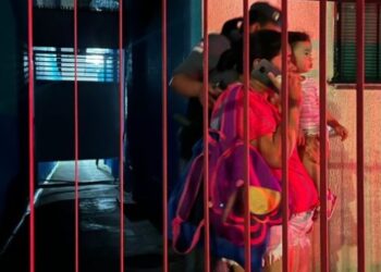 Funcionários e alunos são feitos reféns durante assalto em escola de natação em Manaus