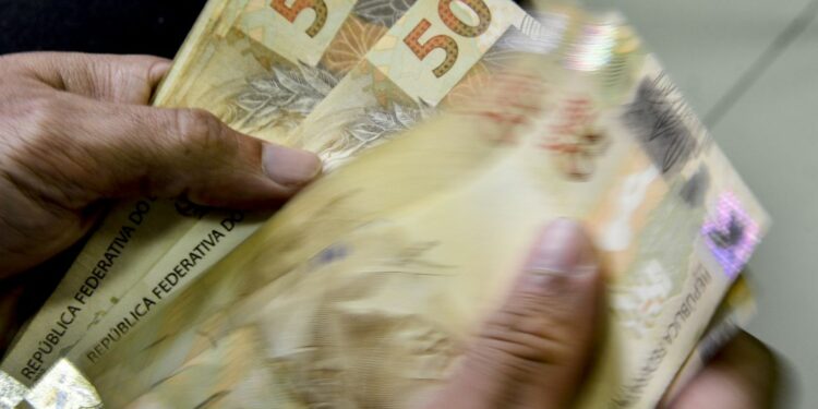 Mixaria: políticos aprovam novo salário-mínimo de R$ 1.212 no Brasil
