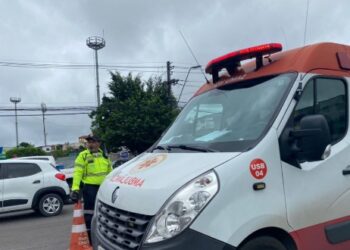 Acidente entre moto e carro deixa duas pessoas feridas na Djalma Batista