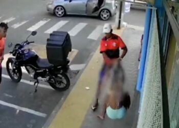 Vídeo: Jovem é sequestrada para ser morta pelo ‘Tribunal do Crime’, mas polícia a salva