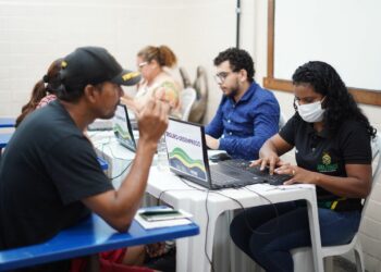 Sine Amazonas realiza cadastro de emprego durante Governo Presente no Parque São Pedro