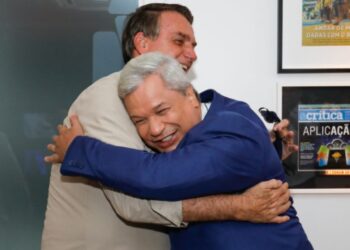 Agenda de Bolsonaro em Manaus mistura Sikêra, Jesus e política