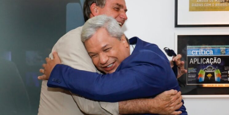 Agenda de Bolsonaro em Manaus mistura Sikêra, Jesus e política